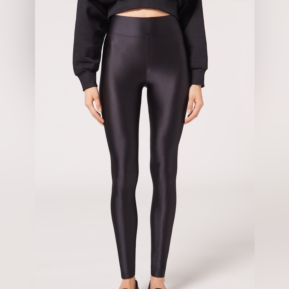 Shiny black leggings